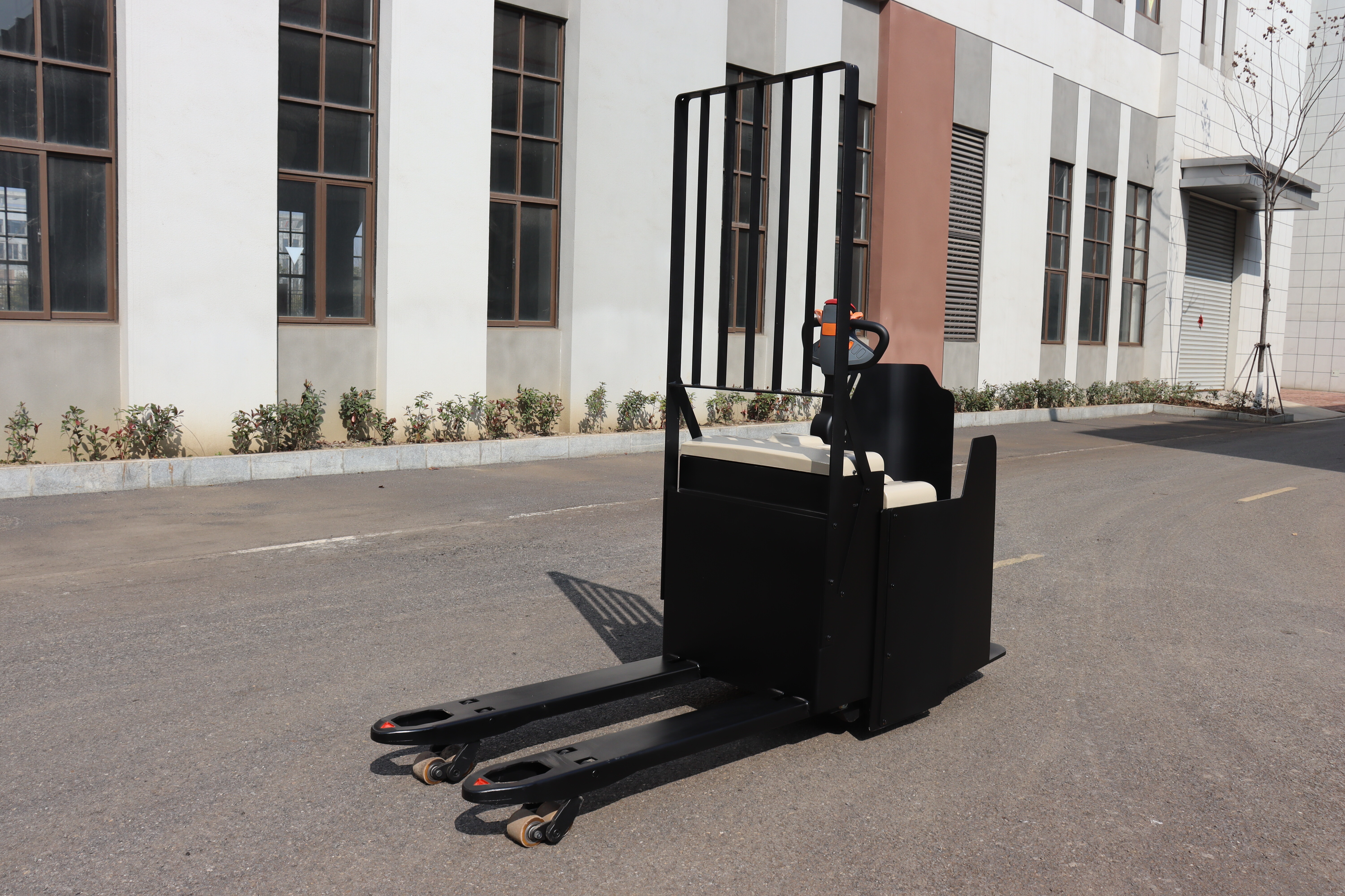 Stand-on Pallet Track with Frame