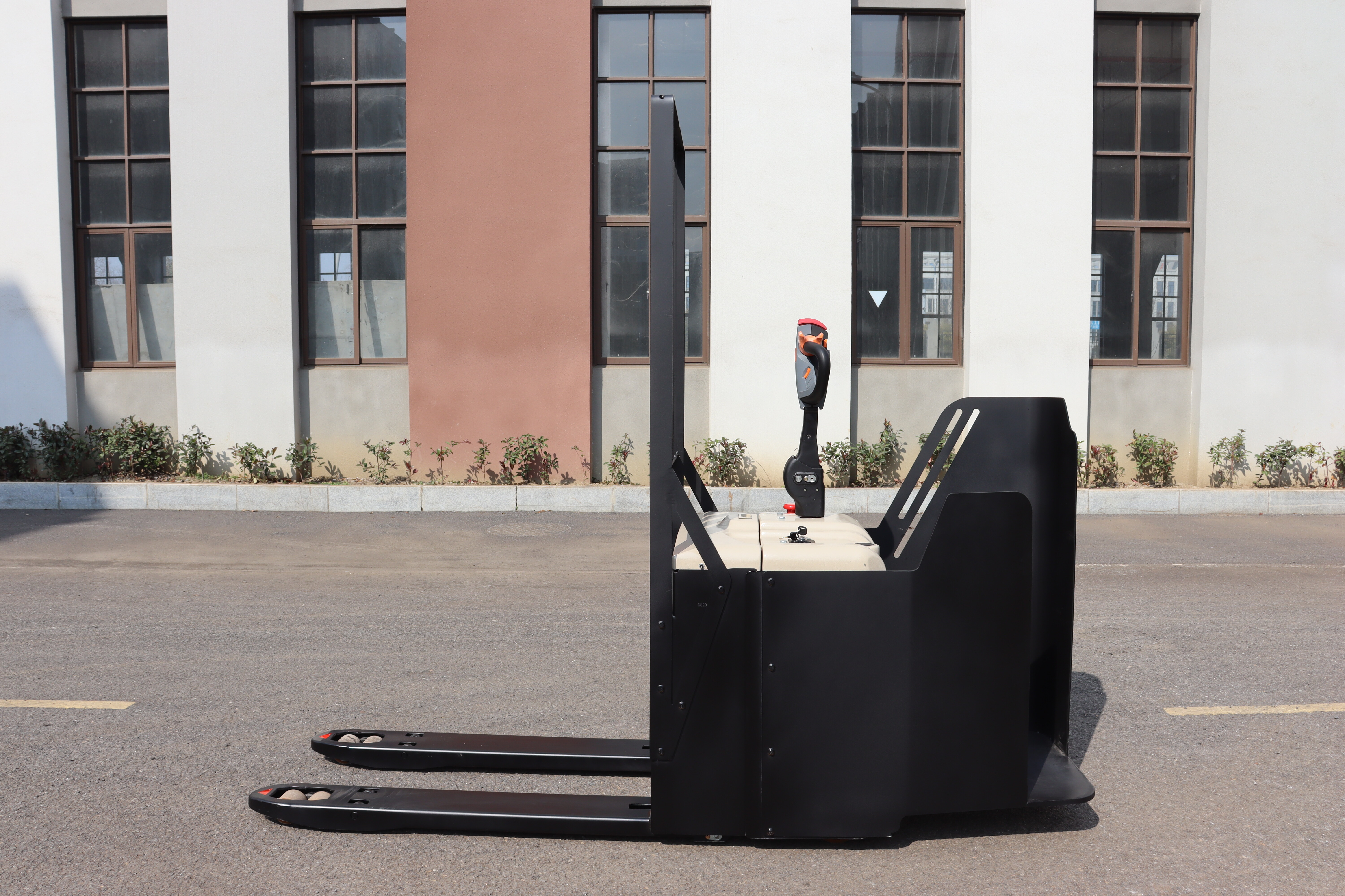 Stand-on Pallet Track with Frame