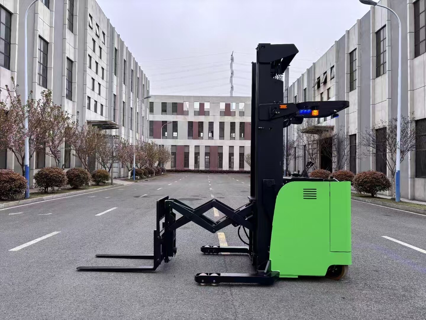 Double Scissors Reach Truck