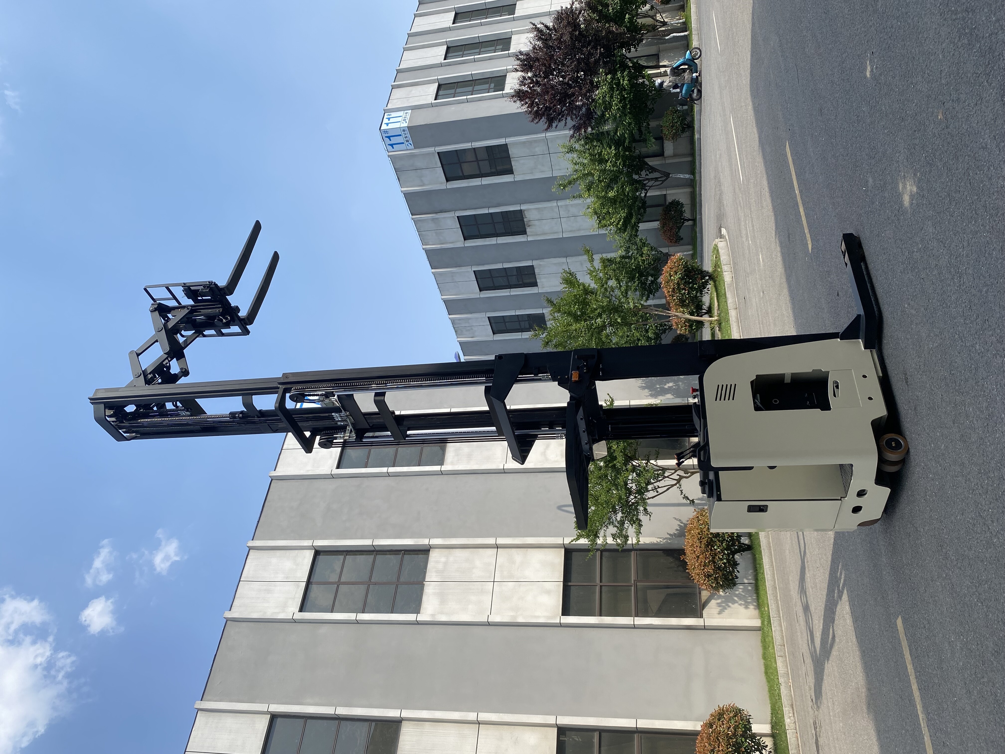 Double Scissors Reach Truck