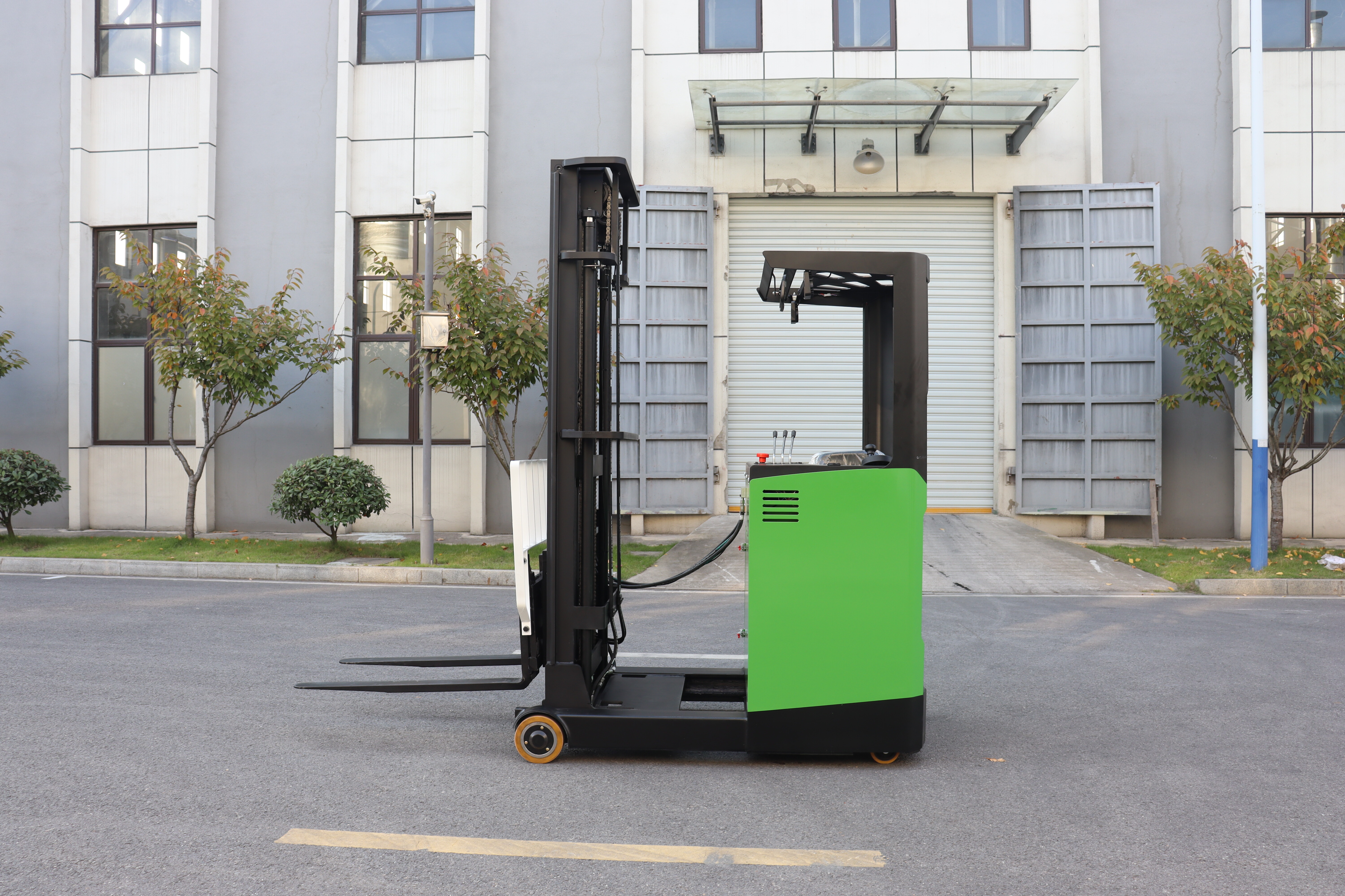 Sitting Reach Truck