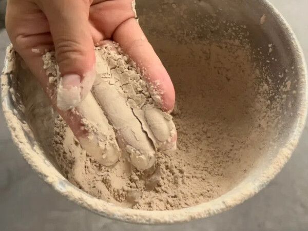 The ultra-fine pulveizer test run achieved 300-mesh cassava powder by crushing dried cassava.