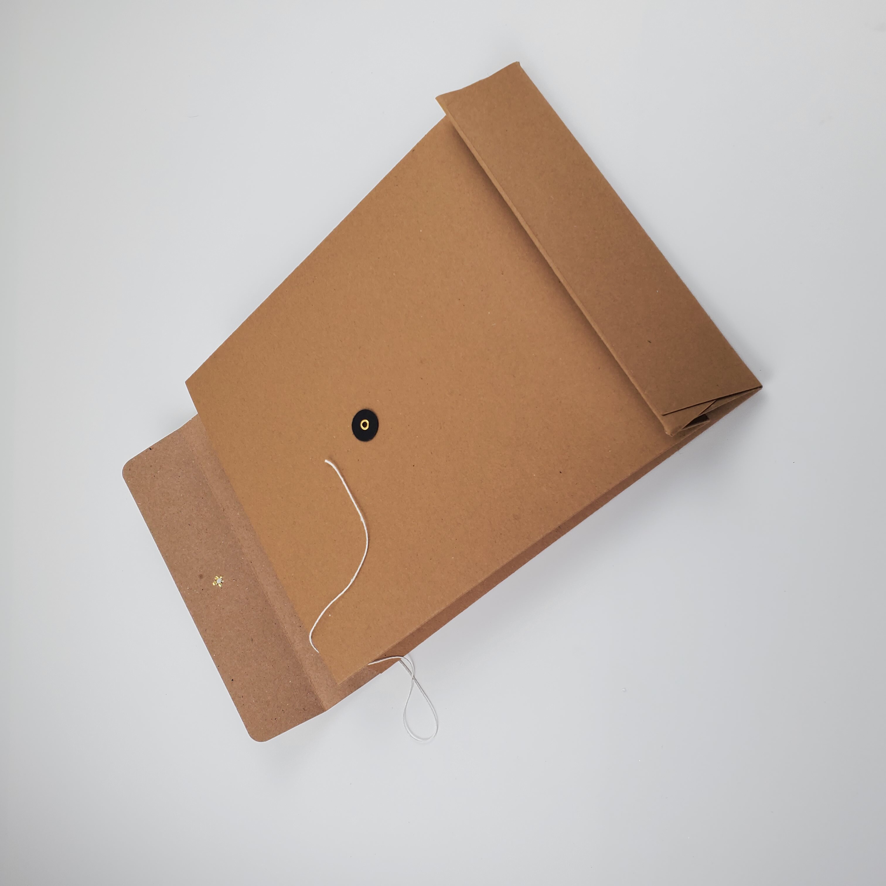  Custom Luxury Kraft Paper Clothing Shipping Boxes with Foldable Design for Men's T-Shirts