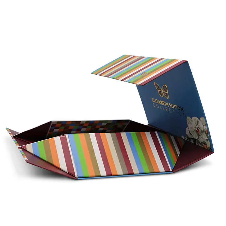  Luxury Magnetic Closure Cardboard Clothing Folding Box Packaging