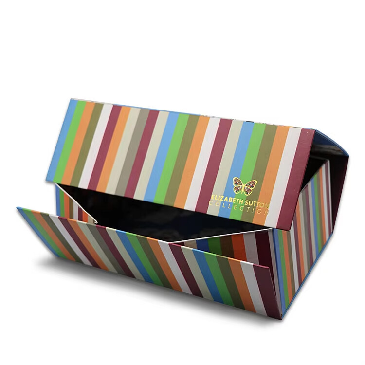  Luxury Magnetic Closure Cardboard Clothing Folding Box Packaging