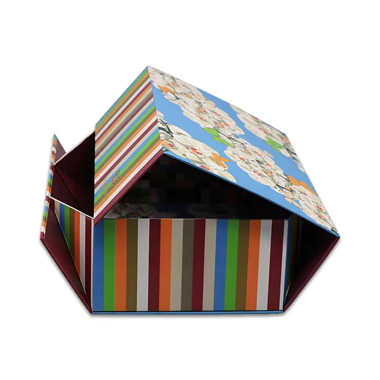  Luxury Magnetic Closure Cardboard Clothing Folding Box Packaging