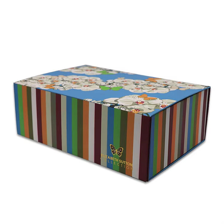  Luxury Magnetic Closure Cardboard Clothing Folding Box Packaging