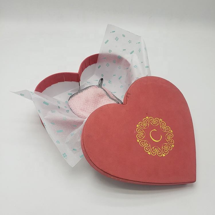  Customized Luxury Heart-Shaped Chocolate Box with Black Flower Gift Packaging
