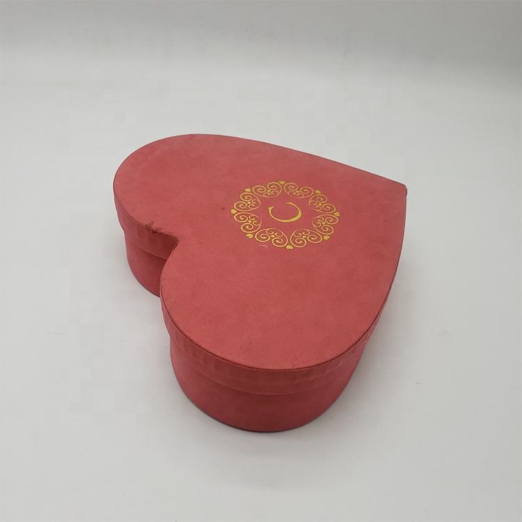  Customized Luxury Heart-Shaped Chocolate Box with Black Flower Gift Packaging