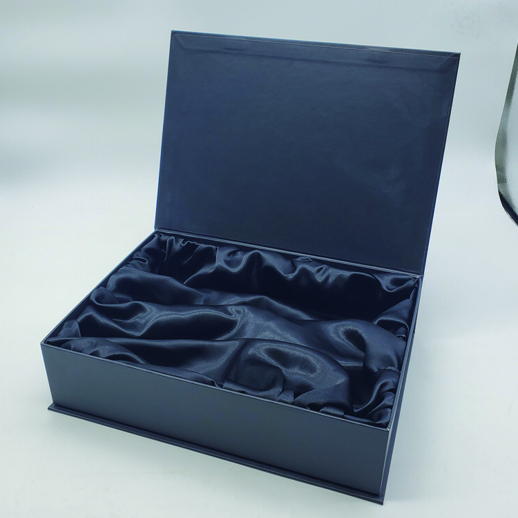  Custom Rigid Magnetic Closure Gift Wristband Box with Silk Interior for Elegant Packaging