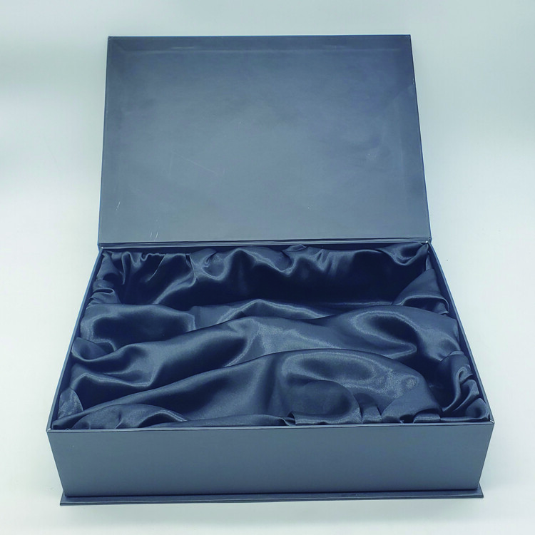  Custom Rigid Magnetic Closure Gift Wristband Box with Silk Interior for Elegant Packaging