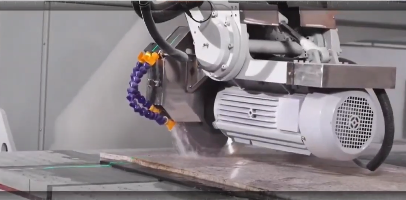 Scie à pont à 4 axes GQ-3220B