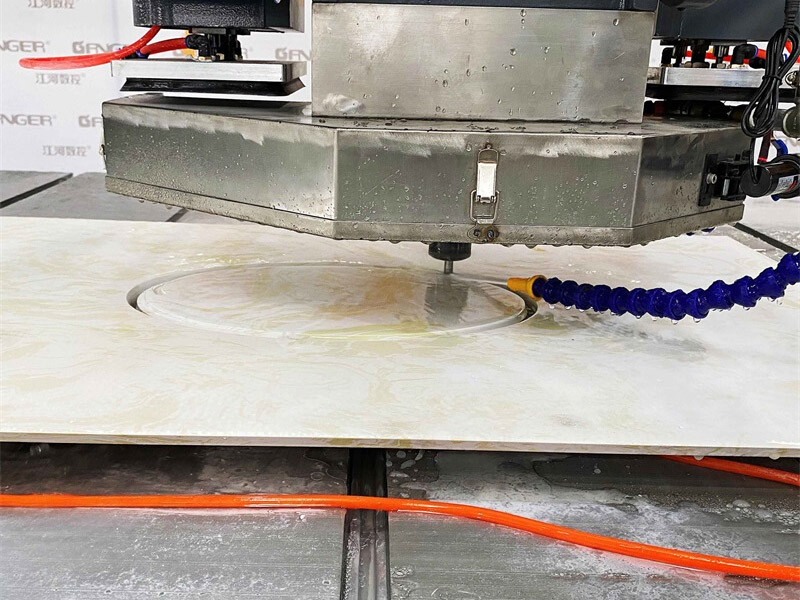 Scie à pont à 5 axes GQ-3220C