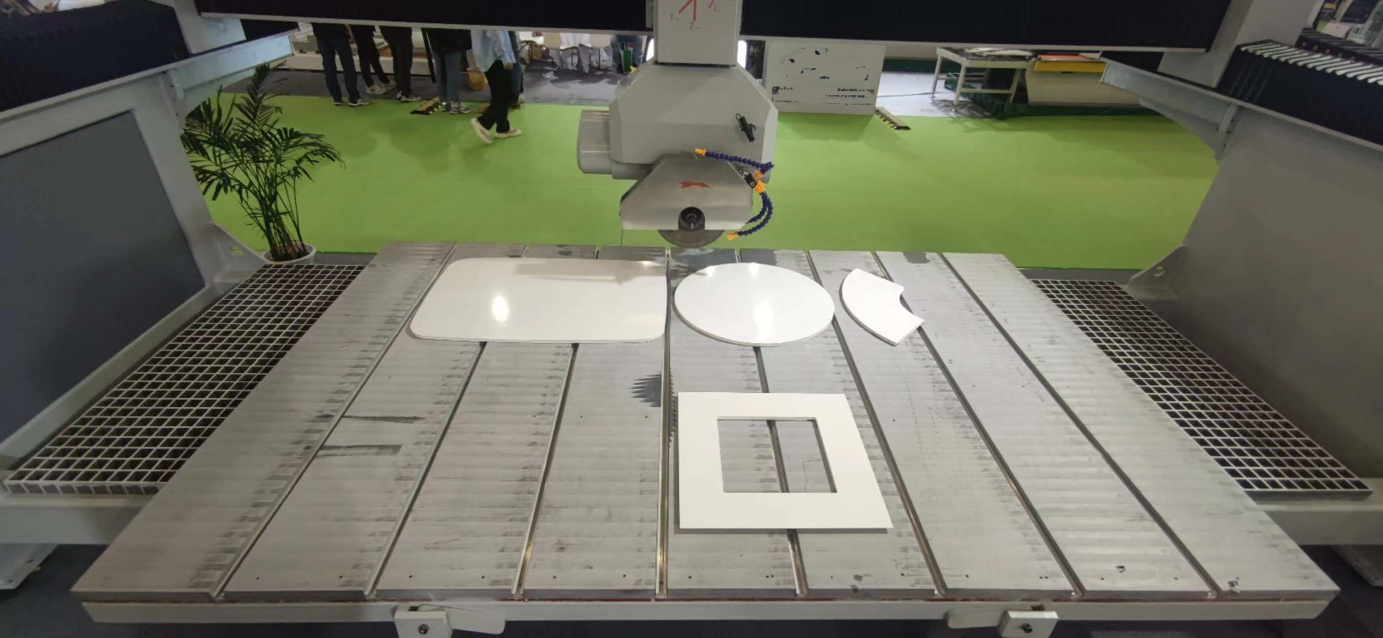 Corte de arco/Corte de círculo/Corte de vientre de caballo con la sierra de puente de 4 ejes GQ-3220H Corte de arco/Corte de círculo/Corte de vientre de caballo con la sierra de puente de 4 ejes GQ-3220H