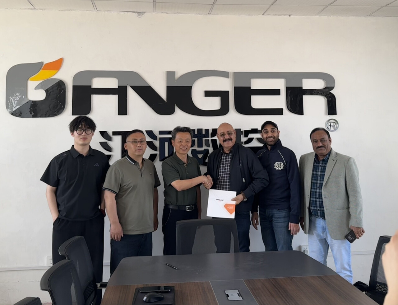 Un client indien a visité notre usine - Nous vous invitons à visiter et à découvrir nos machines à scier à pont à 5 axes et à centre d'usinage ! Un client indien a visité notre usine - Nous vous invitons à visiter et à découvrir nos machines à scier à pont à 5 axes et à centre d'usinage !