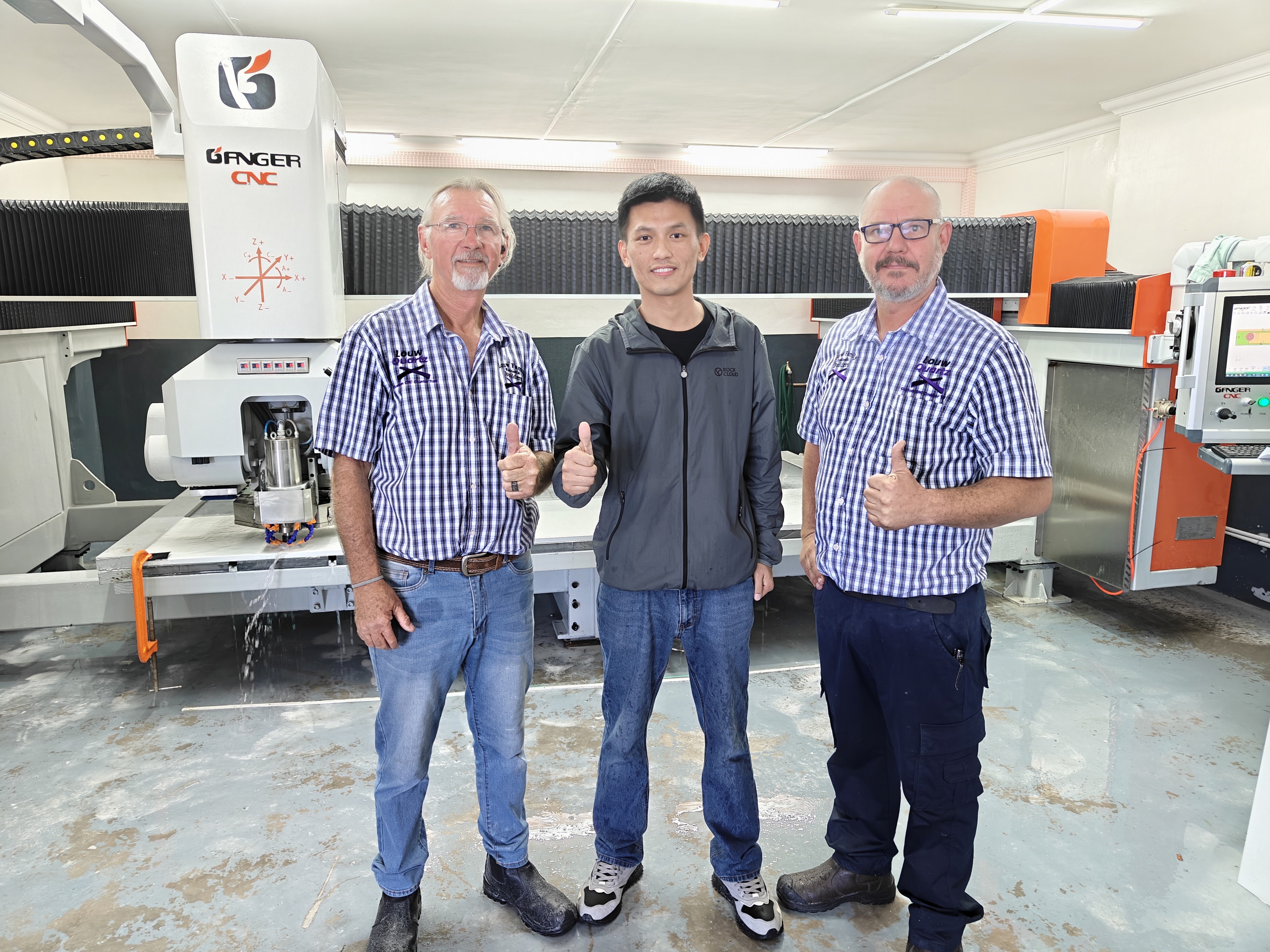 Les ingénieurs de GANGERCNC dispensent une formation locale sur la scie à pont 5+1 axes en Afrique du Sud