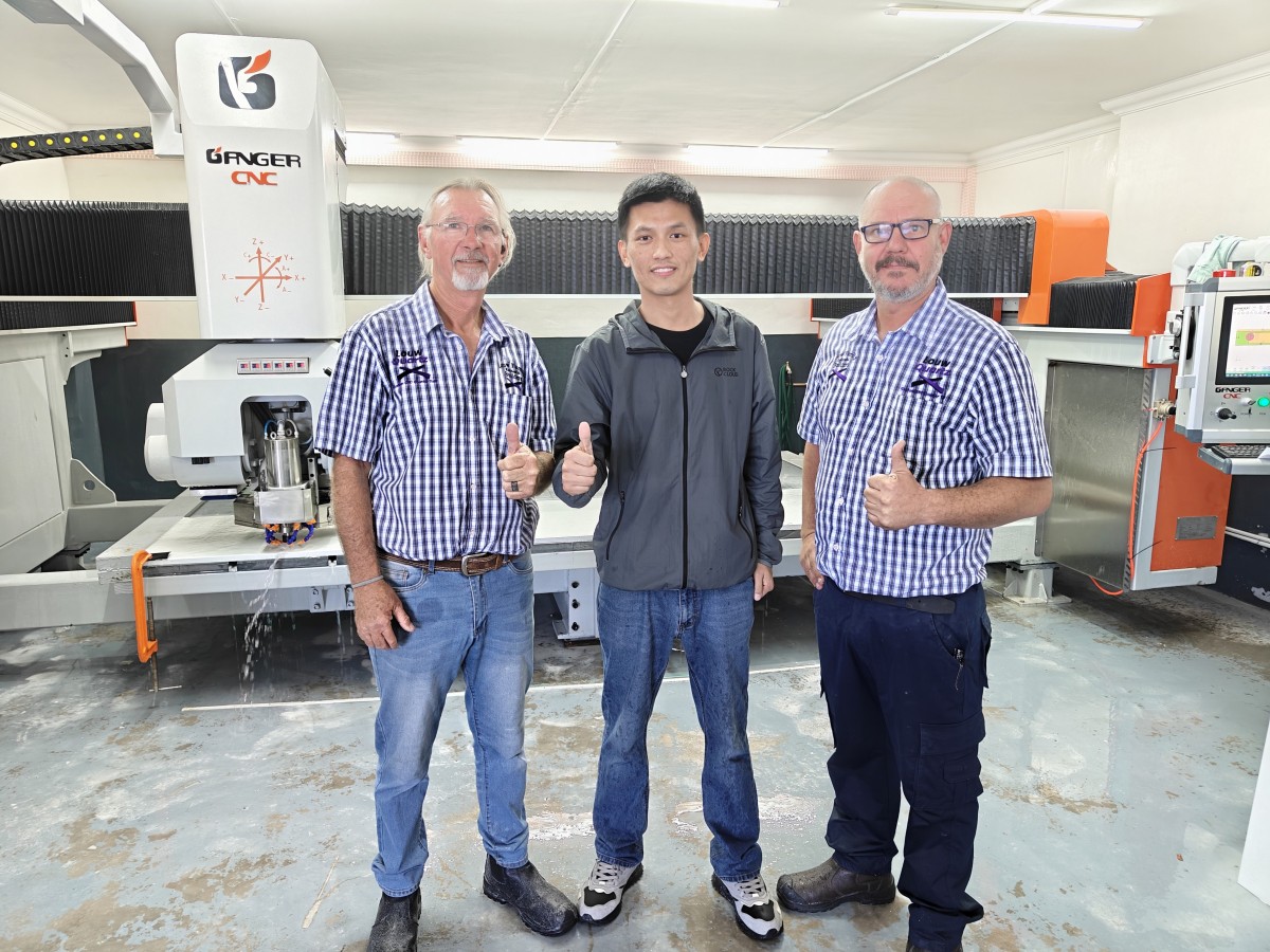 Les ingénieurs de GANGERCNC dispensent une formation locale sur la scie à pont 5+1 axes en Afrique du Sud