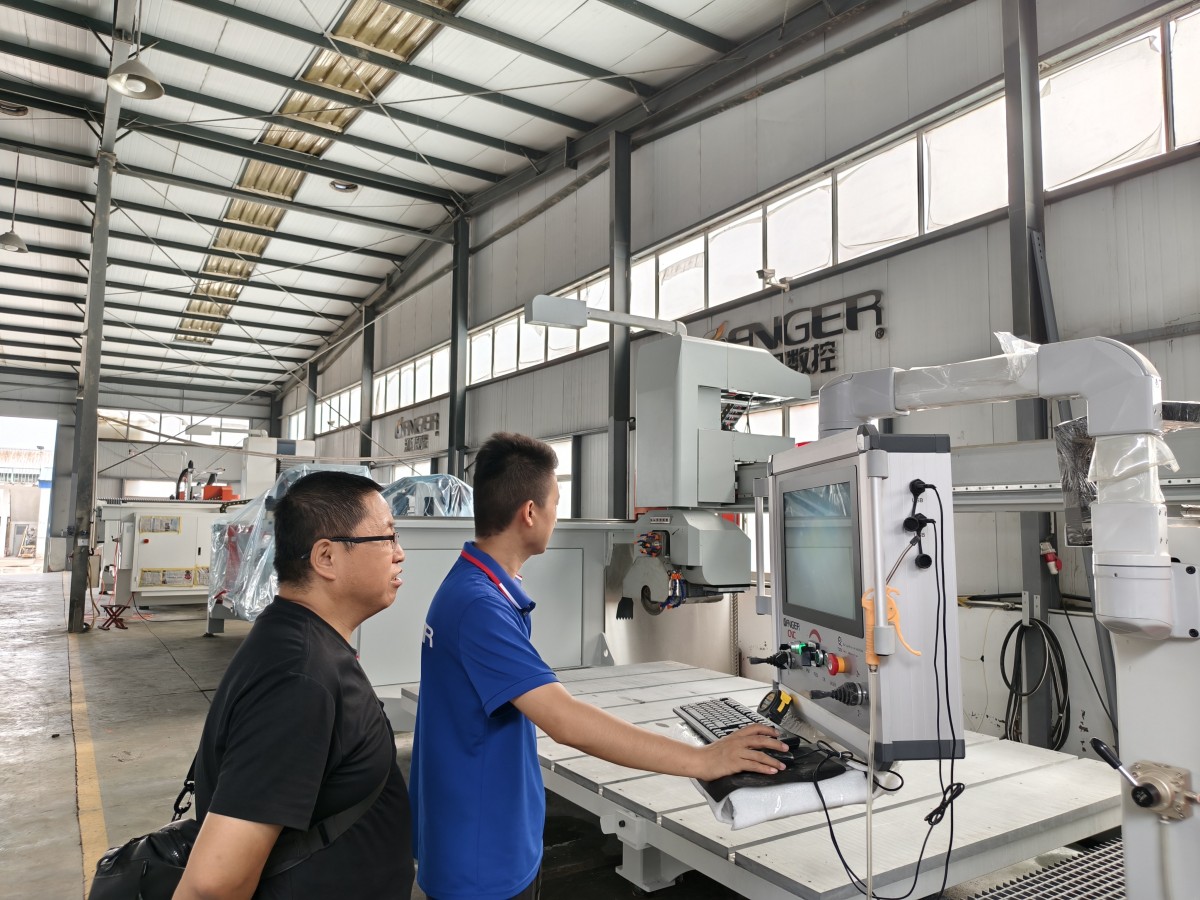 微信图片_20260813085436_770_10 Formation pratique approfondie dispensée à un client sud-africain dans notre usine de machines pour la pierre
