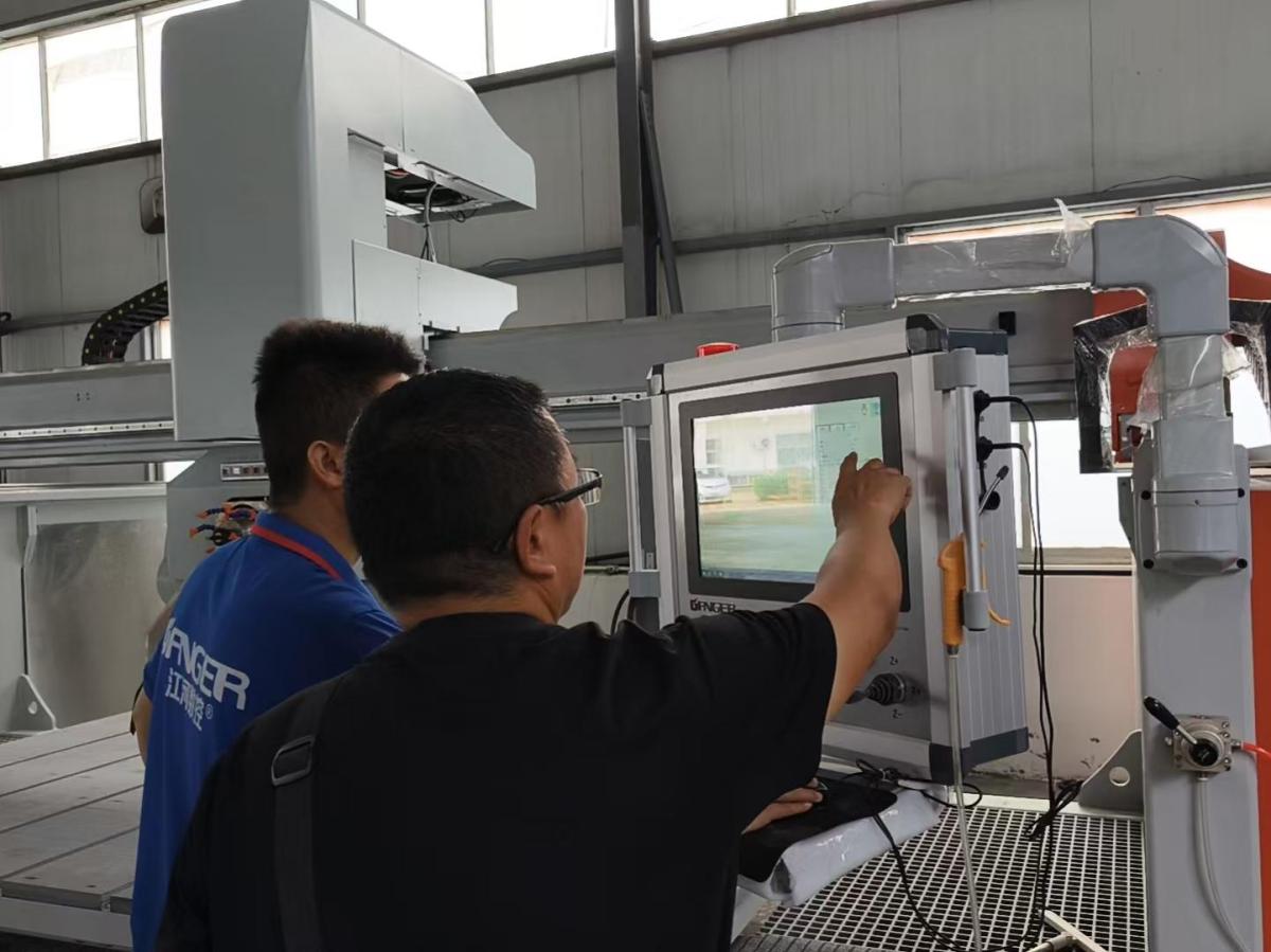 Formation pratique approfondie dispensée à un client sud-africain dans notre usine de machines pour la pierre