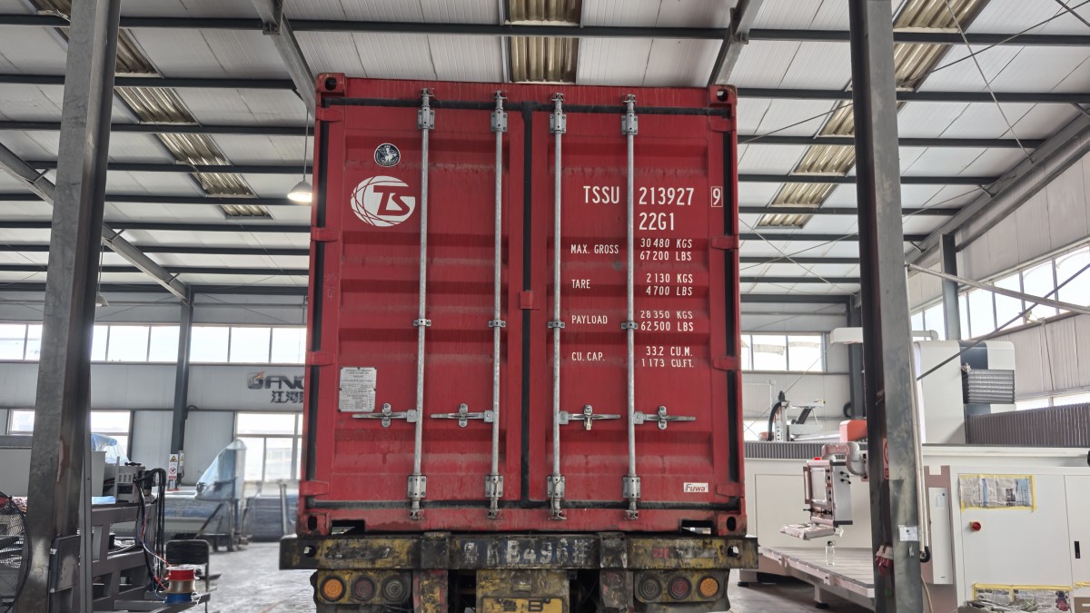 cec93787f92dfa597c1887e11773f558 Conteneur de scie à pont CNC 5+1 axes GQ‑3720ESM chargé pour livraison en Australie