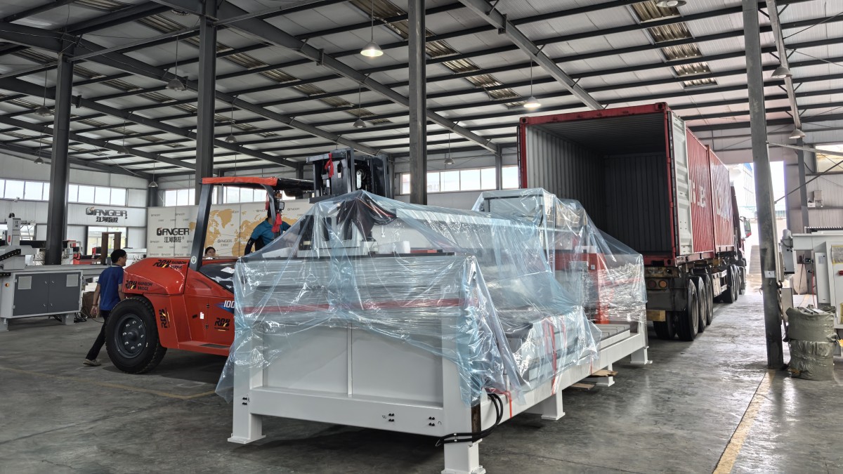 926e90403a37ea4a94238bb5515ef254 Conteneur de scie à pont CNC 5+1 axes GQ‑3720ESM chargé pour livraison en Australie