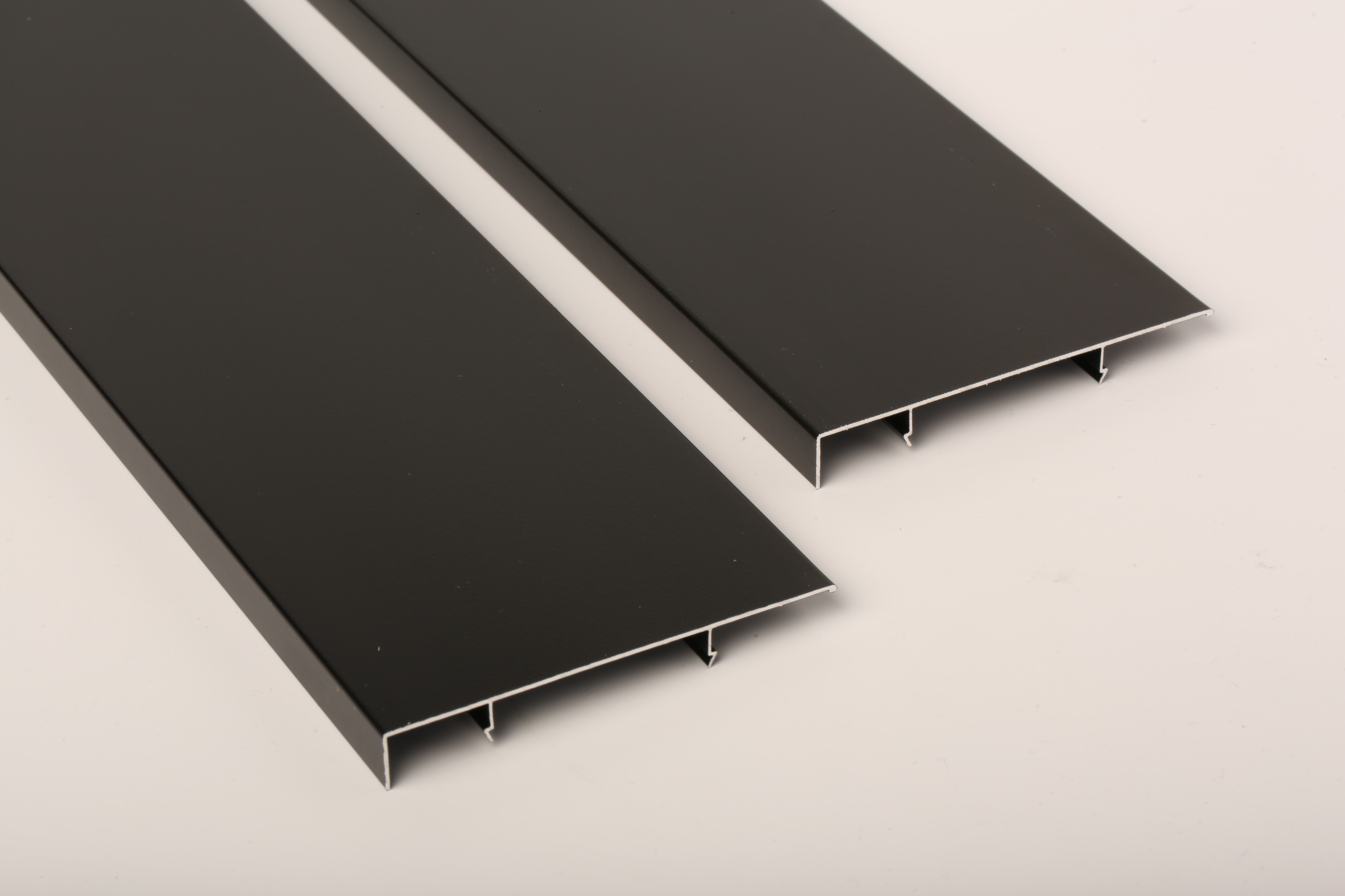 Aluminum alloy exposed straight skirting