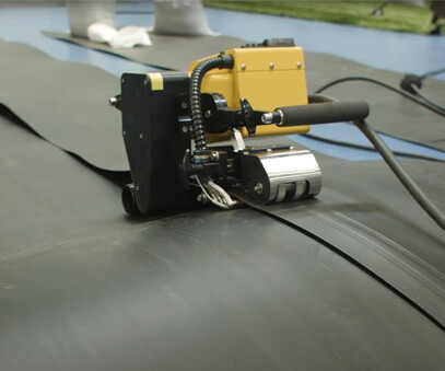 Geomembrane welding machine