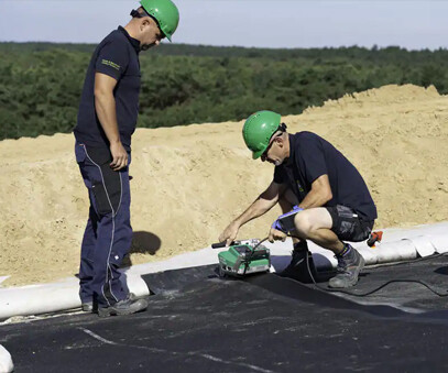 Geomembrane welding machine