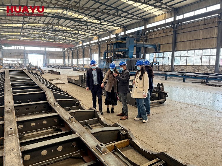 Les concessionnaires omanais sont invités à visiter l'usine HUAYU !