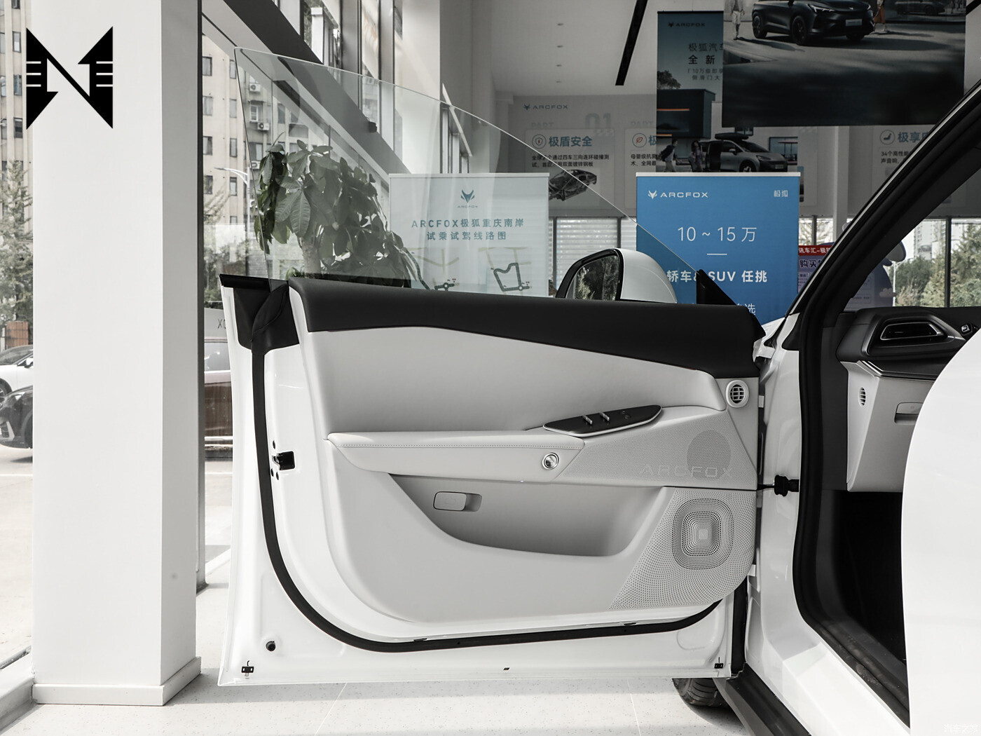 سيارة سيدان كهربائية نقية متوسطة الحجم طراز Arcfox Alpha S5 موديل 2024، سيارة فوكس ألفا S5 الجديدة ذات الطاقة العالية للبالغين