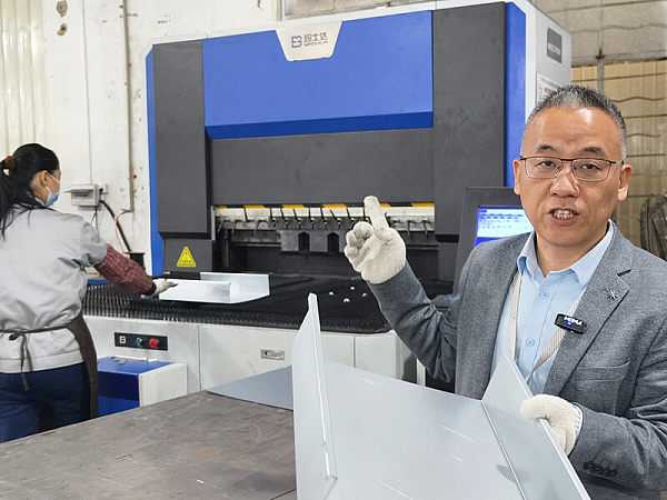 Fully automatic folding machine for hardware processing workshop