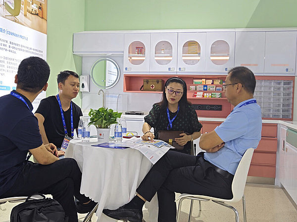 The general contractor of hospital construction discussed future development trends in hospital construction with General Manager Luo at the VOUPLUS booth