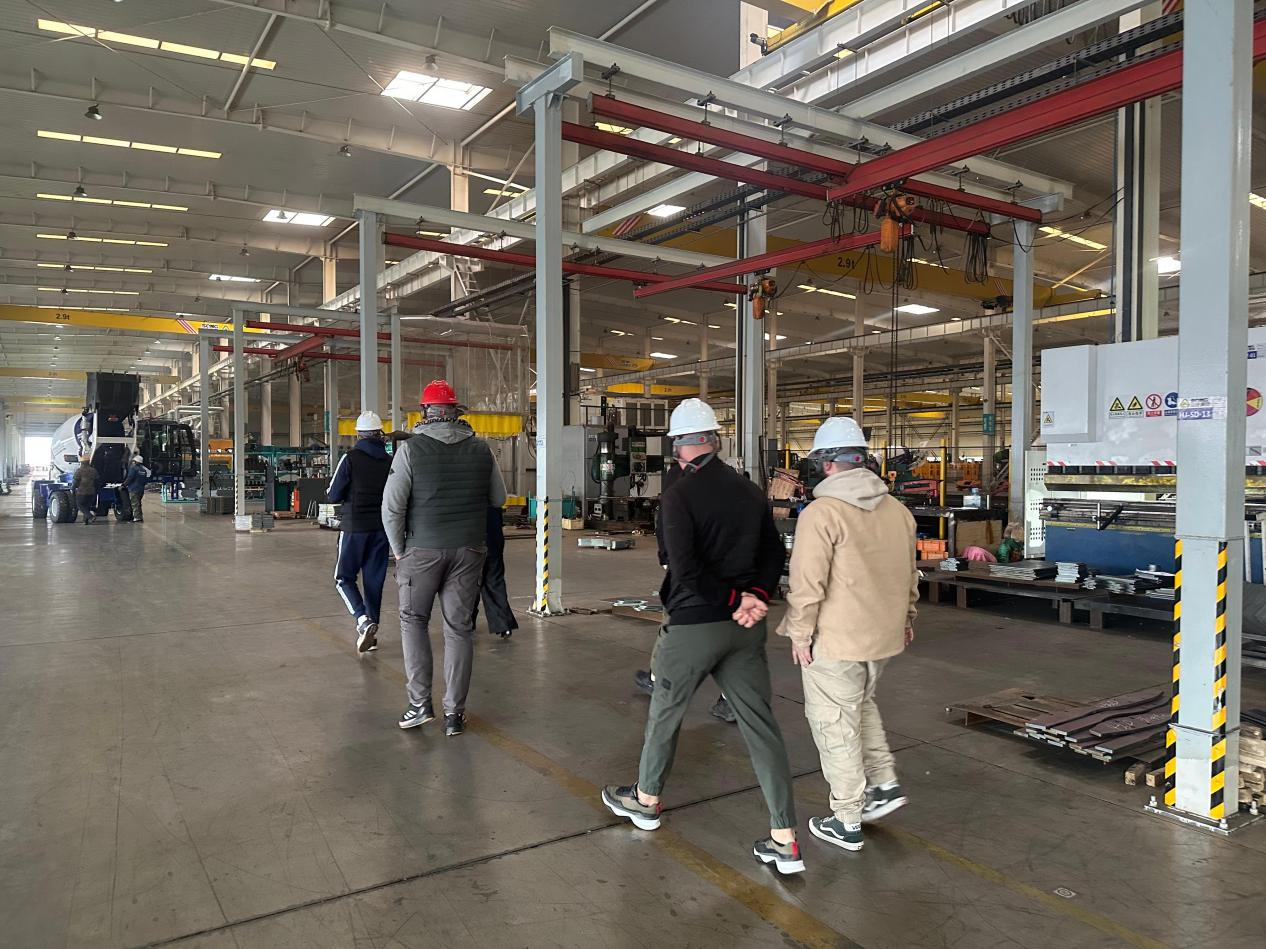 Warmly welcome the respected European customers to our factory!
