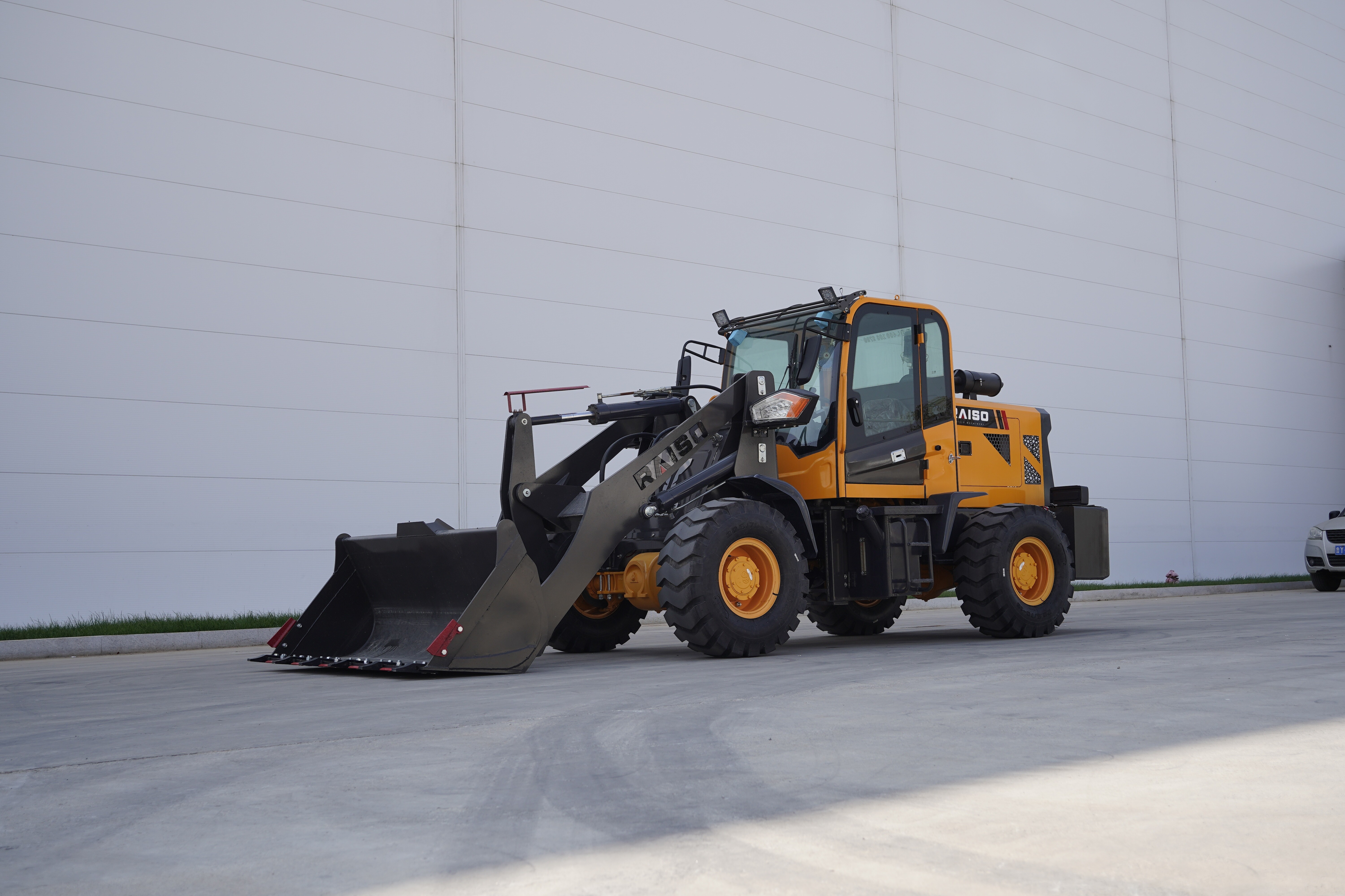 How to accurately select the size and model of loader for narrow spaces
