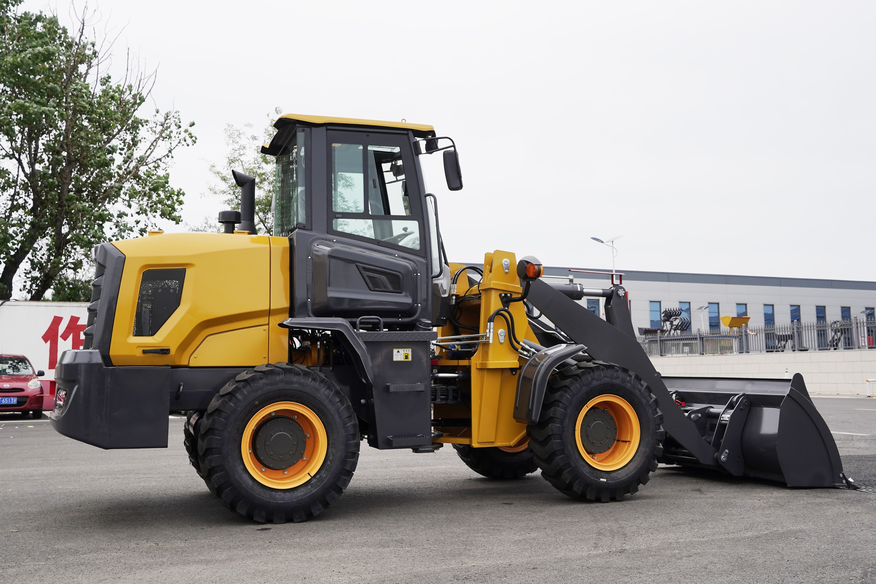 Wheel Loader vs Agricultural Tractor: Which One Suits Your Farm & Construction Work?