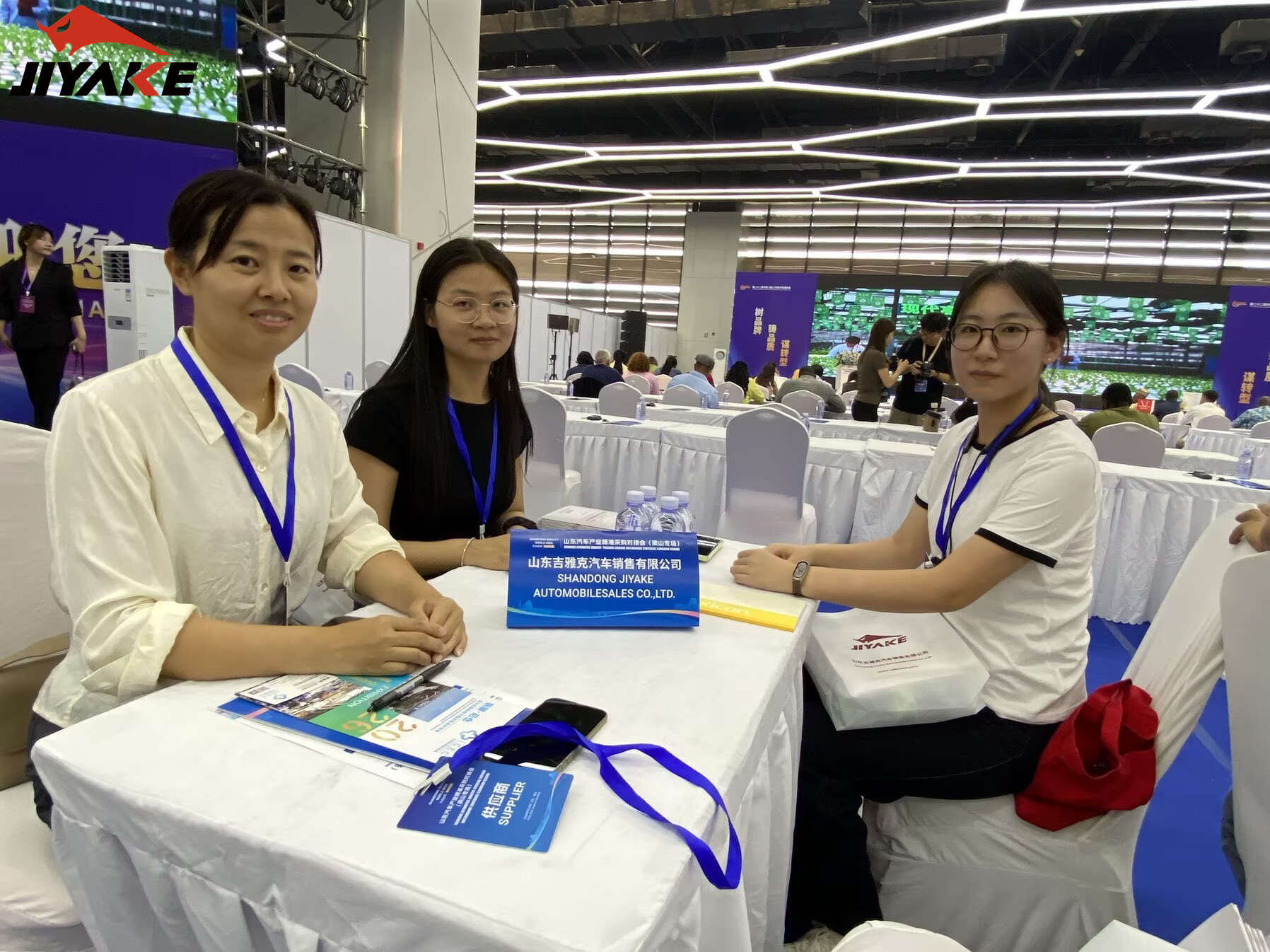Shandong Jiyake présente des véhicules commerciaux et des remorques haut de gamme au salon automobile de Liangshan
