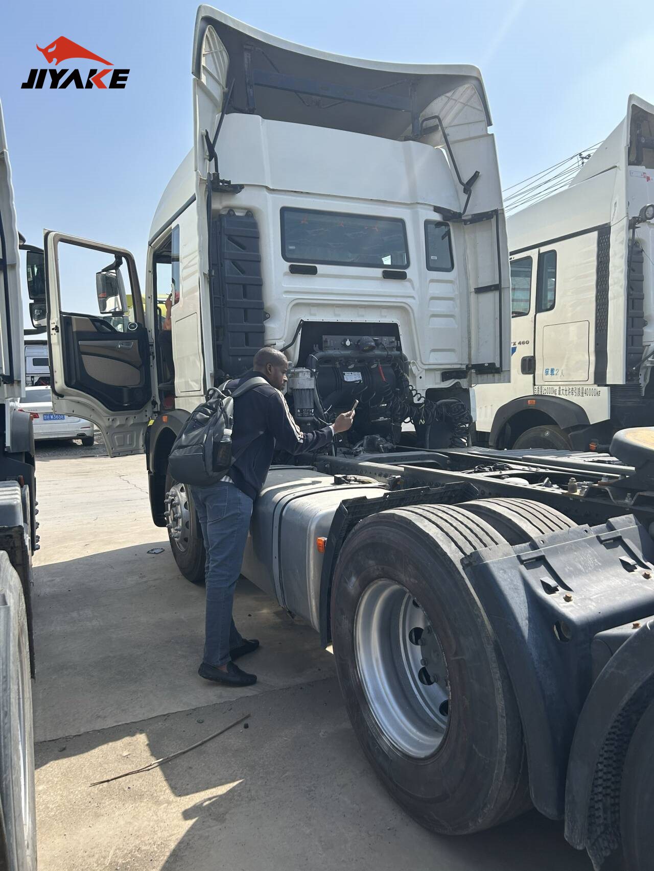 Version anglaise : un client malien se rend chez JIYAKE pour inspecter des tracteurs routiers SINOTRUK Version anglaise : un client malien se rend chez JIYAKE pour inspecter des tracteurs routiers SINOTRUK