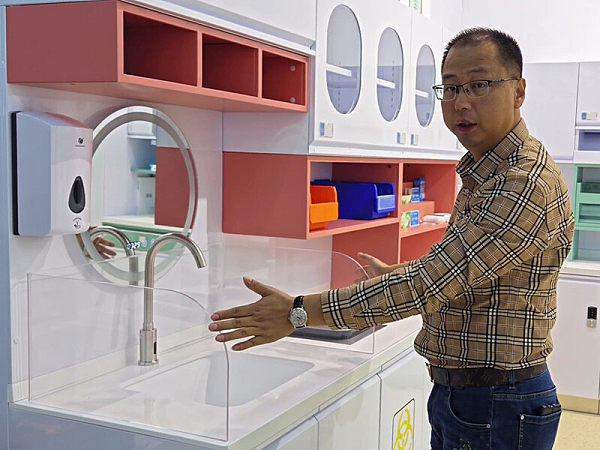 CEO Luo introduces medical furniture at the International Medical Equipment Exhibition