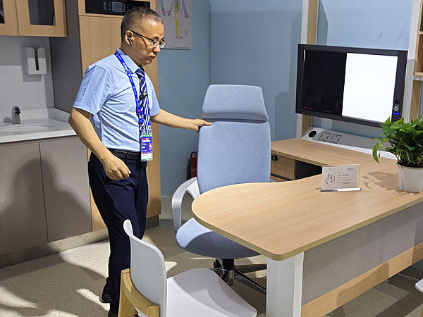 Sales Director SAMPU shared new medical furniture products for diagnostic rooms at the China Hospital Construction Conference