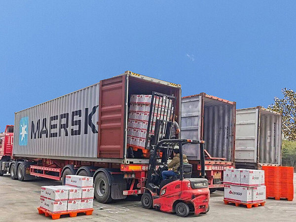 Carga de contenedores de fábrica por vía marítima