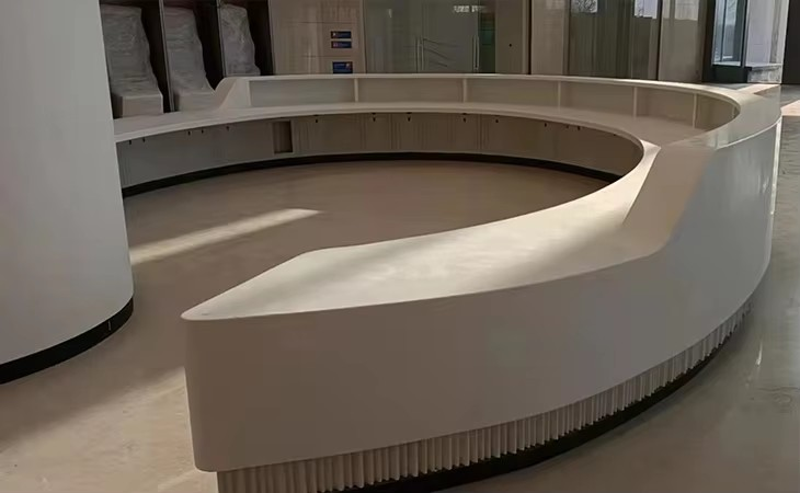 Bureau d'accueil en surface solide, grand bureau de réception d'hôpital, de clinique, poste de soins infirmiers en forme de U