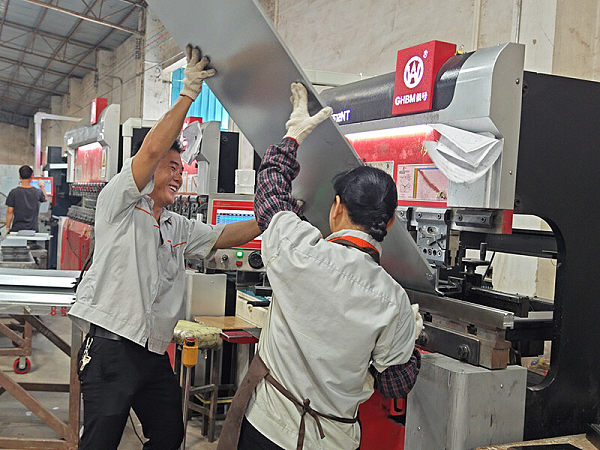 Plieuse CNC dans un atelier de traitement de tôle