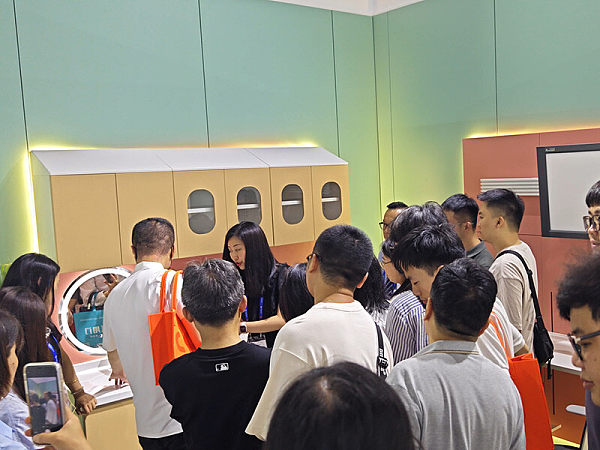 The Southwest Branch of Hong Kong Aohua Healthcare Group, renowned for medical process design and hospital architecture design, visited the VOUPLUS exhibits