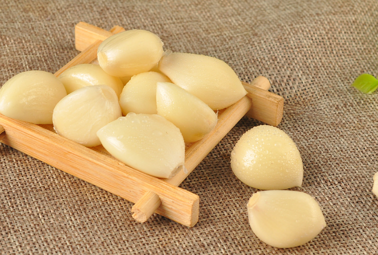 ¿Qué tan estables son los sabores y colores de diferentes lotes de ajo en polvo?