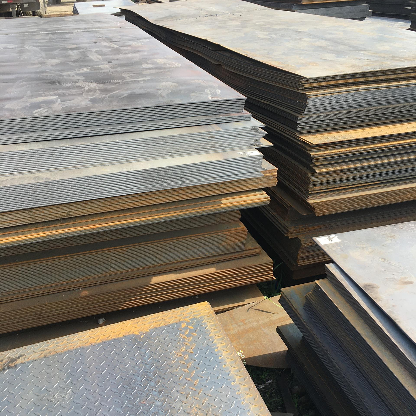 Low carbon steel plate refers to a carbon steel plate with a carbon content of less than 0.25%. It is also called soft steel because of its low strength, low hardness and softness. Low carbon steel plates occupy an important position in the steel industry Low carbon steel plate refers to a carbon steel plate with a carbon content of less than 0.25%. It is also called soft steel because of its low strength, low hardness and softness. Low carbon steel plates occupy an important position in the steel industry