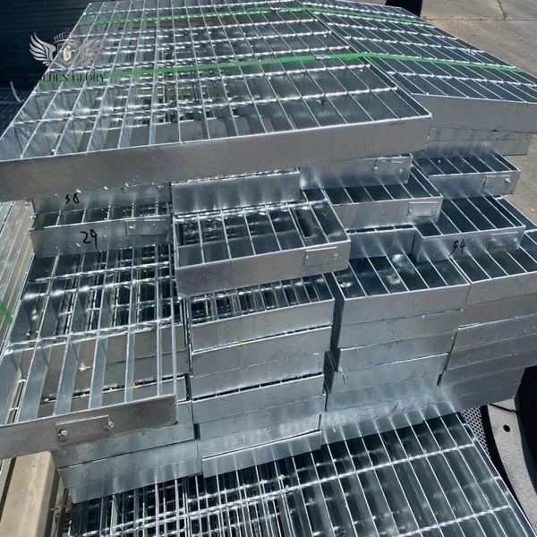 شبكة فولاذية ملحومة مجلفنة بالغمس الساخن مقاس 30 مم × 3 مم للممر الأرضي 