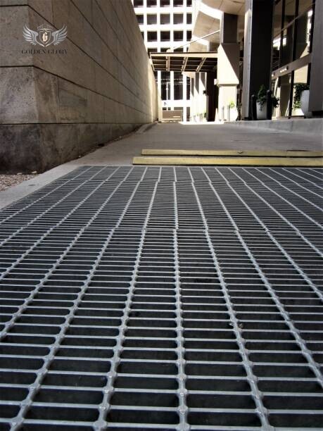 مورد صيني مخصص لسياج المنزل والممرات ودرجات السلم وشبكات الصلب المجلفن الملحومة