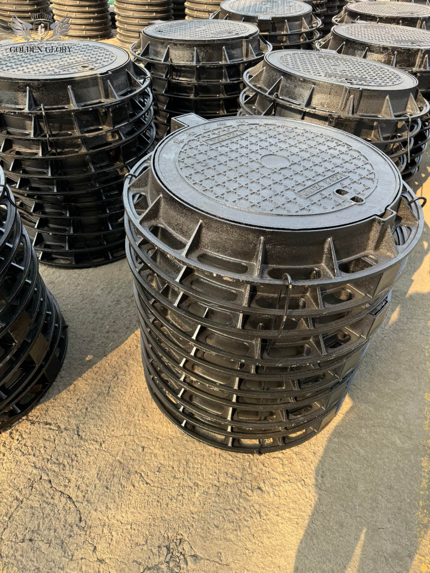 أغطية فتحات الصرف الصحي المصنوعة من الحديد الزهر الثقيل C250 E600 F900 من الحديد المطاوع لميناء المطار ومرفق الطريق