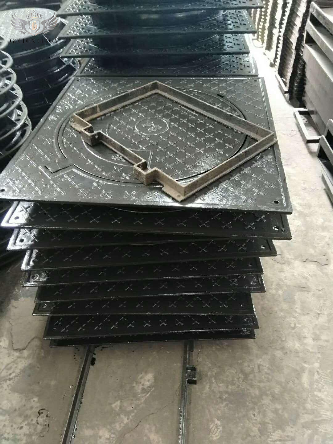 أغطية فتحات الصرف الصحي الثقيلة OEM/ODM D400 E600 F900 أغطية فتحات الصرف الصحي المصنوعة من الحديد المطاوع