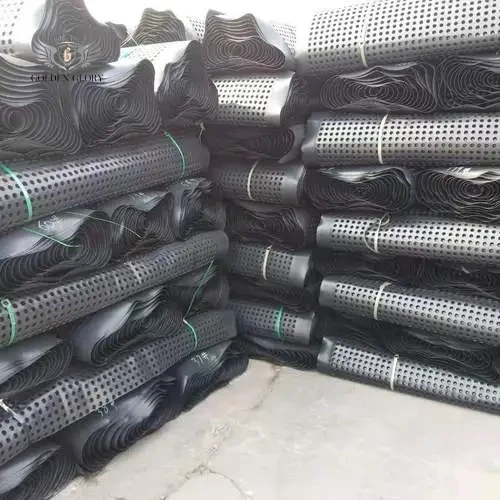  لوح تصريف HDPE Geocomposite مخصص من المصنع لعزل المياه يستخدم في حدائق الأسطح والعشب ومكبات النفايات وهندسة معالجة المياه